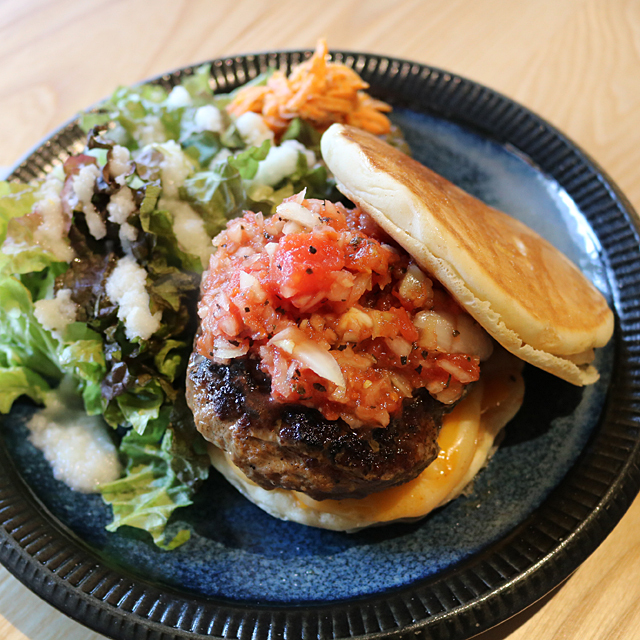 甘 いパンケーキと ジューシーなハンバーグが相性抜群 パンケーキハンバーグ 今日のやきオシ 群馬のうまいもの延長戦 Sokono Cafe ぐんまgotoeat加盟店 カフェ 前橋市 ぐんラボ 甘 いパンケーキと ジューシーなハンバーグが相性抜群 パンケーキハンバーグ 今日のやきオシ 群馬のうまいもの延長戦 Sokono Cafe ぐんまgotoeat加盟店 カフェ 前橋市 ぐんラボ