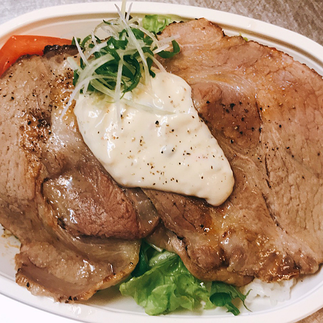 注文殺到 栄養満点 ボリューム満足の絶品ローストポークご飯が500円 今日のやきオシ 栄養満点テイクアウト Cafe Dining Cocoromo ダイニング バー 前橋市 ぐんラボ