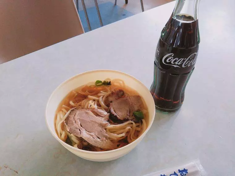 ～店内イートインテーブル多数あり。ラーメンにのるチャーシューは社長手作りの自信作～