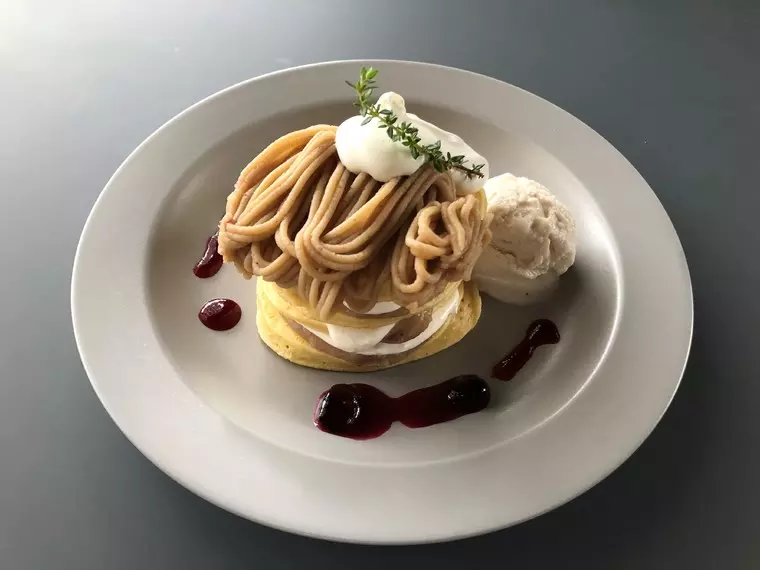 和栗のパンケーキ。深い栗の風味とふわふわのパンケーキが一緒に味わえる!