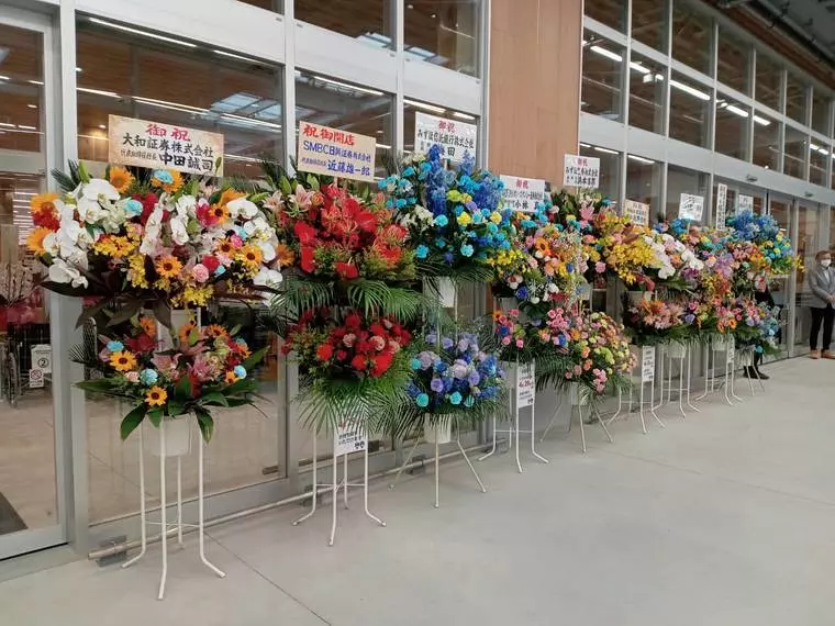 ■ズラリと並ぶお花の数々。これらは4月29日にご来店の方が自由に持ち帰れるそう。