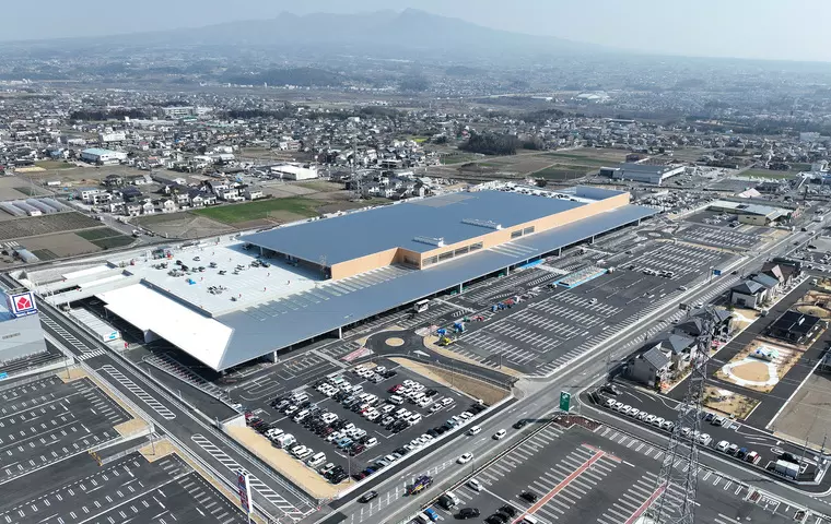 ■建物の外観は、周辺の群馬の豊かな自然環境に調和する木のイメージを採用。