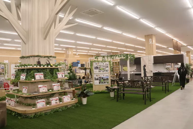 ■ホームセンターとは思えないような、木調ベースの温もりある店内。